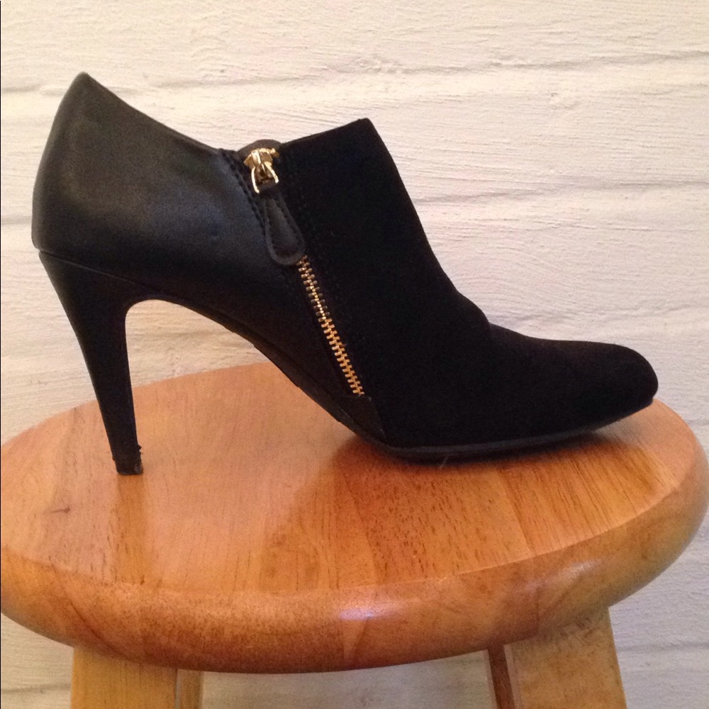 Short high heeled boots with gold zipper